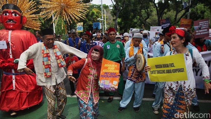 Peringatan Hari Hak Asasi Manusia (HAM) Sedunia di Jakarta berlangsung dengan cara yang berbeda. Sejumlah warga bersama para aktivis menggelar aksi unjuk rasa di depan Balai Kota Jakarta, Jalan Medan Merdeka Selatan, Rabu (10/12/2025), sambil menampilkan kesenian Betawi berupa atraksi palang pintu.