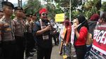 Aksi Palang Pintu Ramaikan Demo Hari HAM di Jakarta