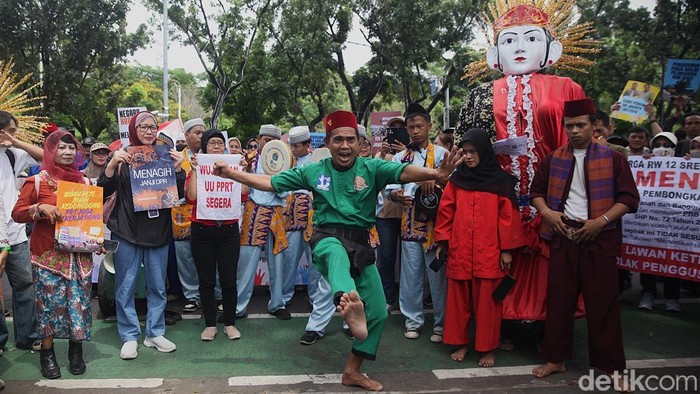 Peringatan Hari Hak Asasi Manusia (HAM) Sedunia di Jakarta berlangsung dengan cara yang berbeda. Sejumlah warga bersama para aktivis menggelar aksi unjuk rasa di depan Balai Kota Jakarta, Jalan Medan Merdeka Selatan, Rabu (10/12/2025), sambil menampilkan kesenian Betawi berupa atraksi palang pintu.