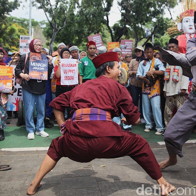 Aksi Palang Pintu Ramaikan Demo Hari HAM di Jakarta