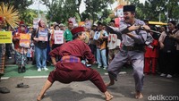 Para peserta menghadirkan palang pintu, tradisi Betawi yang menggabungkan pantun, jurus silat, dan musik gambang kromong untuk menyampaikan pesan bahwa perjuangan hak asasi manusia dapat dilakukan dengan cara yang kreatif dan tetap mencerminkan identitas lokal.