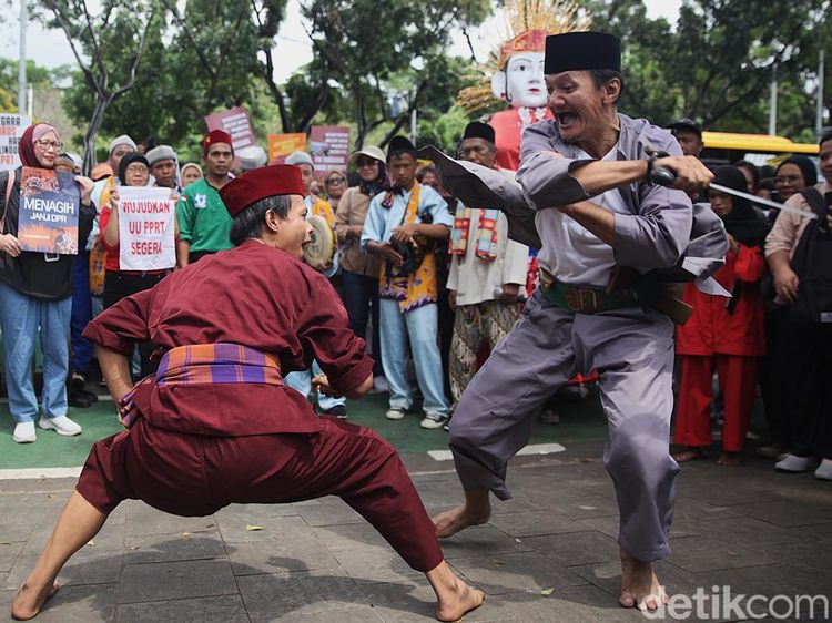 Aksi Palang Pintu Ramaikan Demo Hari HAM di Jakarta
