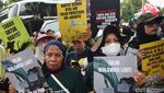 Aksi Palang Pintu Ramaikan Demo Hari HAM di Jakarta