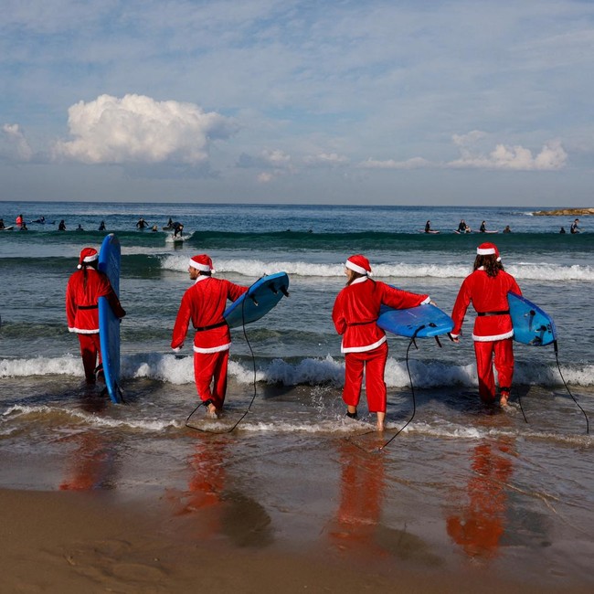 Aksi Peselancar Berkostum Sinterklas Hiasi Laut Mediterania