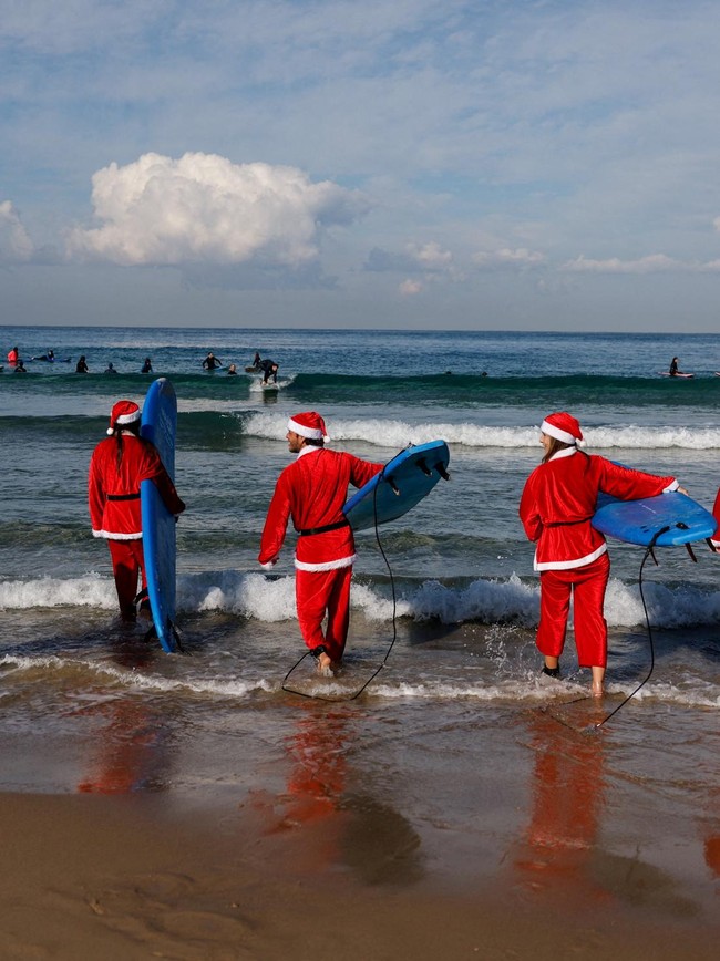 Aksi Peselancar Berkostum Sinterklas Hiasi Laut Mediterania