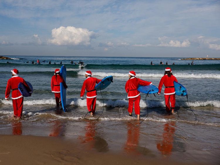 Aksi Peselancar Berkostum Sinterklas Hiasi Laut Mediterania