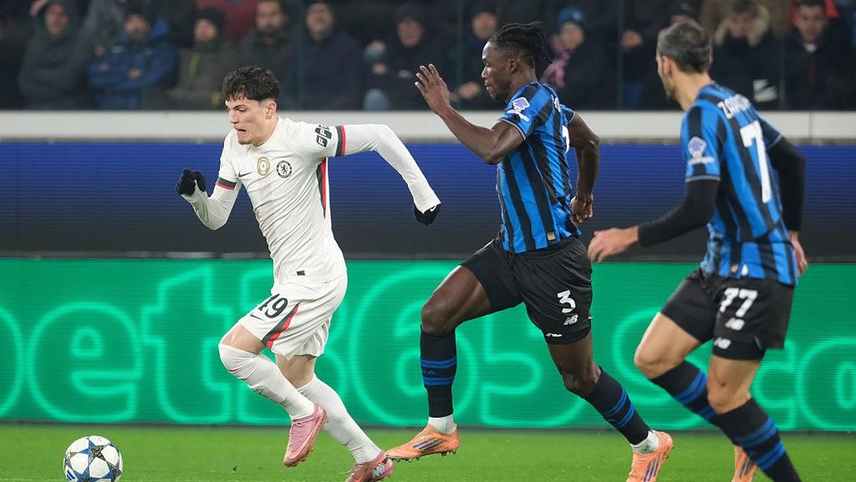 Garnacho (kiri) mendapat kawalan dari dua pemain Atalanta. Foto: NurPhoto via Getty Images/NurPhoto
