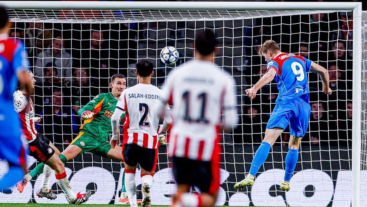 Momen Alexander Sorloth (9) menjebol gawang PSV yang dijaga Matej Kovar. Foto: DeFodi Images via Getty Images/DeFodi Images