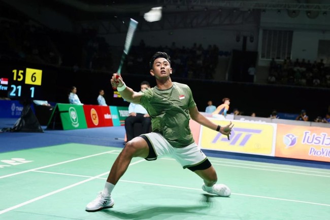 Koleksi buah kolaborasi dengan Komite Olimpiade Indonesia (NOC Indonesia) dan produsen jersey dalam negeri Mills ini juga dilengkapi dengan palet hijau bumi yang merepresentasikan tumbuhan tropis yang tumbuh subur di seluruh kepulauan Indonesia. Atlet badminton Alwi Farhan memakai versi berwarna hijau pada nomor putra beregu di Thammasat University Rangsit Campus, Pathum Thani. (Foto: dok. PBSI)