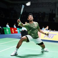 Koleksi buah kolaborasi dengan Komite Olimpiade Indonesia (NOC Indonesia) dan produsen jersey dalam negeri Mills ini juga dilengkapi dengan palet hijau bumi yang merepresentasikan tumbuhan tropis yang tumbuh subur di seluruh kepulauan Indonesia. Atlet badminton Alwi Farhan memakai versi berwarna hijau pada nomor putra beregu di Thammasat University Rangsit Campus, Pathum Thani. (Foto: dok. PBSI)