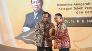 Pejuang Kedaulatan Pangan Herman Khaeron Raih detikJabar Awards 2025