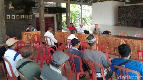 Aspirasi dari sejumlah perbekel dan warga di Tabanan terkait rencana proyek pembangunan Tol Gilimanuk-Mengwi di Wantilan Kantor Desa Antosari, Kecamatan Selemadeg Barat, Rabu (10/12/2025). (Krisna Pradipta)