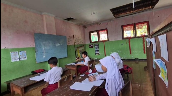 Atap Sekolah Ambrol, Siswa SD Ponorogo Terpaksa Belajar di Musala