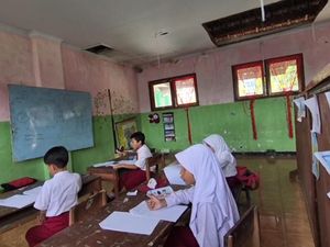 Atap Sekolah Ambrol, Siswa SD Ponorogo Terpaksa Belajar di Musala