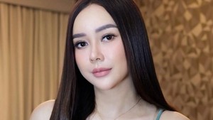 Aura Kasih percaya wajahnya sekarang sudah membawa hoki sehingga tak ingin mengambil risiko. Foto: dok Instagram aurakasih