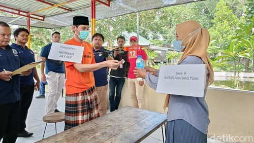 Belo alias R (21) saat memperagakan adegan membeli air di salah satu warung milik warga untuk dicampurkan dengan racun yang hendak diberikan kepada ME, Lombok Tengah. (Edi Suryansyah/detikBali)