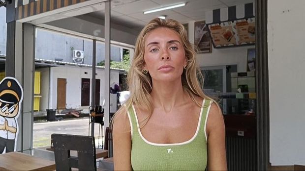 Bintang porno asal Inggris, Tia Emma Billinger (26) alias Bonnie Blue, mendatangi Kantor Imigrasi Kelas I Khusus TPI Ngurah Rai, Badung, Rabu (10/12/2025) untuk diperiksa dugaan pembuatan konten seks. (Aryo Mahendro/detikBali) Bintang porno asal Inggris, Tia Emma Billinger (26) alias Bonnie Blue, mendatangi Kantor Imigrasi Kelas I Khusus TPI Ngurah Rai, Badung, Rabu (10/12/2025) untuk diperiksa dugaan pembuatan konten seks. (Aryo Mahendro/detikBali)