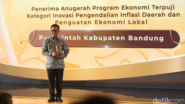 Bupati Bandung Dadang Supriatna. Bupati Bandung Dadang Supriatna.