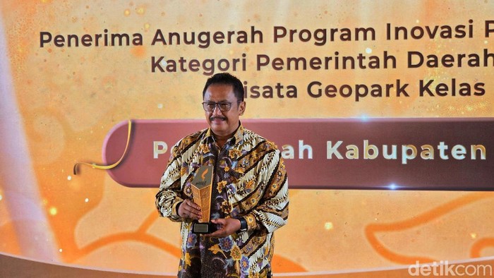 Sukses Kelola Geopark Ciletuh, Asep Japar Raih detikJabar Awards 2025