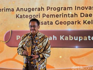 Sukses Kelola Geopark Ciletuh, Asep Japar Raih detikJabar Awards 2025