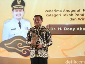 Transformasi UMKM Bawa Dony Ahmad Munir Raih detikJabar Awards