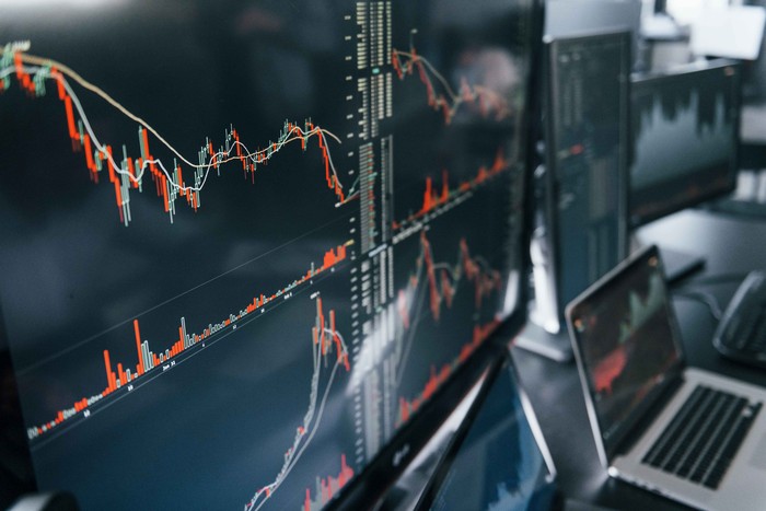 IHSG Melemah, Pemerintah Siapkan Aturan BK Batubara & BFIN Bagikan Dividen Interim