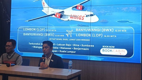 Corporate Communications Strategic Lion Air Group, Danang Mandala Prihantoro bersama GM Bandara Internasional Lombok, Aidhil Philip Julian, di Mataram, Rabu (10/12/2025). (Ahmad Viqi/detikBali)