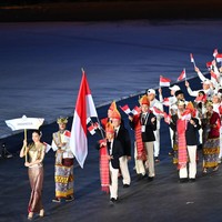 Semua desain busana, termasuk sports apparel dan baju defile untuk seremoni pembukaan di Stadion Rajamangala, Bangkok, pada Selasa (9/12/2025) malam, dikurasi oleh Didit Hediprasetyo Foundation. Sebelumnya, desainer yang juga putra Presiden Prabowo itu menangani jersey tim RI untuk Olimpiade 2024 Paris. (Foto: ANTARA FOTO/NOVA WAHYUDI)