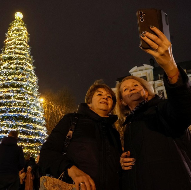 Dekorasi Natal Hiasi Kyiv di Tengah Deru Perang