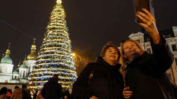 Dekorasi Natal Hiasi Kyiv di Tengah Deru Perang