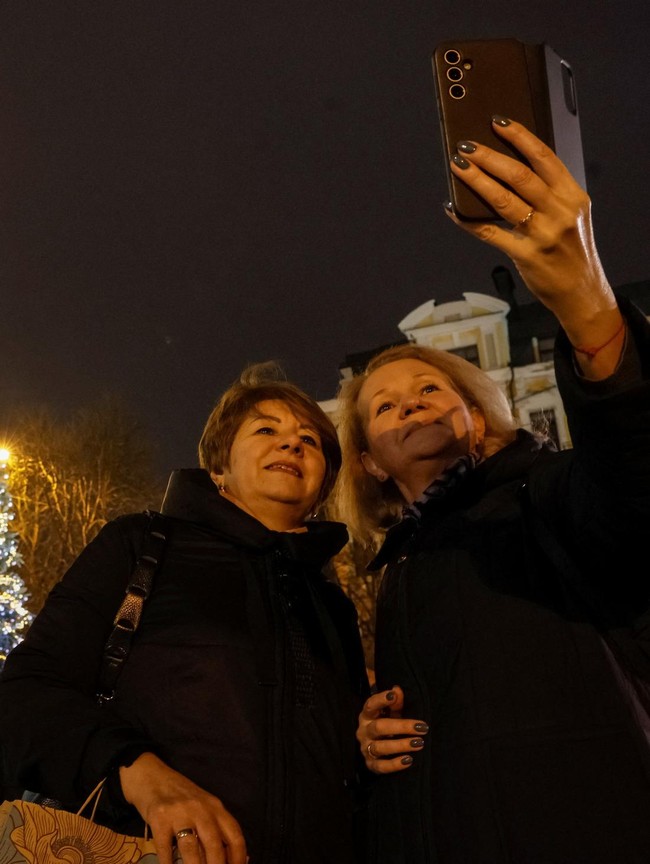 Dekorasi Natal Hiasi Kyiv di Tengah Deru Perang