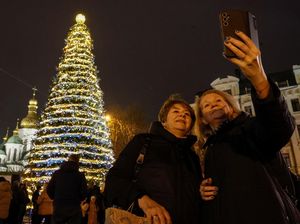 Dekorasi Natal Hiasi Kyiv di Tengah Deru Perang