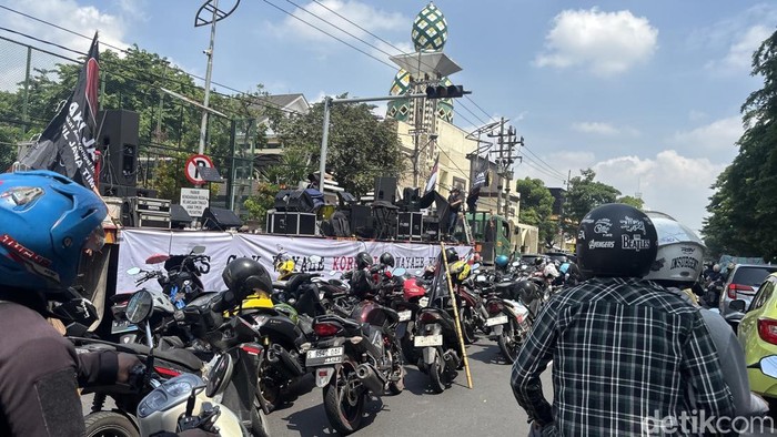 Awas Macet! Massa Demo Antikorupsi Padati Frontage Ahmad Yani Surabaya