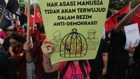 Kelompok massa membawa poster, spanduk raksasa, dan berbagai atribut yang berisi tuntutan terkait perburuhan, konflik agraria, kebebasan berdemokrasi, hingga kriminalisasi terhadap aktivis.