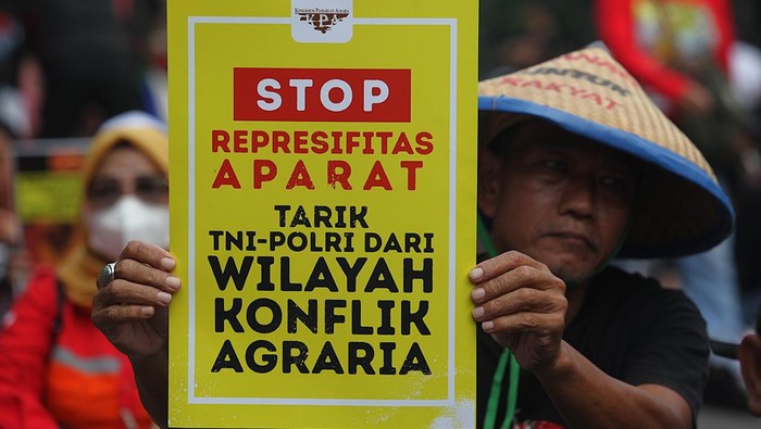 Demo Hari HAM Sedunia, Jalan Medan Merdeka Selatan Ditutup ---- Ratusan buruh dan aktivis melakukan aksi unjuk rasa memperingati Hari Hak Asasi Manusia (HAM) Sedunia di jalan Medan Merdeka Selatan, Rabu (10/12/2025). Mereka membawa berbagai isu antara lain kasus perburuhan, konflik agraria, demokrasi, hingga kriminalisasi aktivis. Dalam aksinya mereka membawa spanduk raksasa, berorasi, memegang poster tuntutan. Akibat unjuk rasa ini, jalan Medan Merdeka Selatan dari arah Patung Kuda menuju Kedubes AS ditutup. Aksi berlangsung tertib.