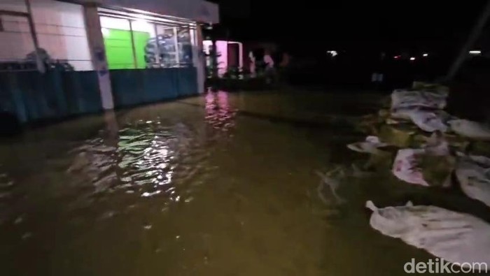 Desa Ketitang Wetan Pati Banjir Malam Ini, Jalan Pantura Terendam