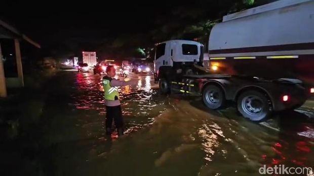 Desa Ketitang Wetan Pati Banjir Situasi banjir di Desa Ketitang Wetan Kecamatan Batangan, Pati, Rabu (10/12/2025).