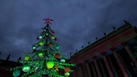 Kelap-kelip lampu Pohon Natal menemani pengunjung menikmati suasana pasar musim dingin. REUTERS/Stephane Mahe