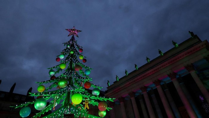 People visit a Christmas market in Nantes, France, December 9, 2025. REUTERS/Stephane Mahe
