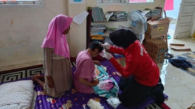 Dokkes Polda Riau keliling beri pelayanan kesehatan bagi warga di Kecamatan Palembayan, Agam pasca-benjir bandang, Rabu (10/12/2025).
