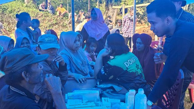 Dokkes Polda Riau keliling beri pelayanan kesehatan bagi warga di Kecamatan Palembayan, Agam pasca-benjir bandang, Rabu (10/12/2025).