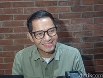 Dude Harlino Pasang Badan Buat Istri yang Dinyinyirin soal Pendidikan Tak Terpakai