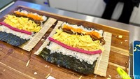Isian gimbab warna-warni dan menggugah selera. Ada warna pink dari acar lobak, kuning dari dari irisan telur dadar, hijau dari mentimun Jepang, oranye dari wortel, hingga kecokelatan dari bamboo shoots (rebung). Foto: Andi Annisa DR/detikfood