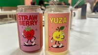 Sebagai penutup santapan, kamu bisa pesan minuman kaleng menyegarkan di sini. Ada Yuza (Rp 27.500 yang didominasi rasa kecut khas buah citrus dan Strawberry (Rp 27.500) yang rasanya asam menyegarkan. Foto: Andi Annisa DR/detikfood