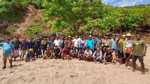 Foto bersama warga dan aparat setelah melakukan penutupan tambang emas ilegal di Bukit Dundang, Desa Kuta, Kecamatan Pujut, Lombok Tengah, NTB, Rabu (10/12/2025).