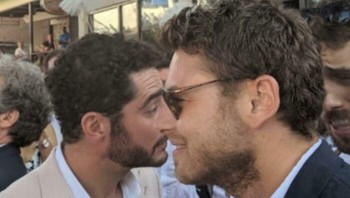 Dua Pria Seolah Punya Wajah Menyatu Sudut kamera membuat dua pria ini tampak seperti berbagi satu wajah, padahal mereka berdiri saling beseberangan. Jadi kira-kira hidung milik siapa?. Foto: Boredpanda