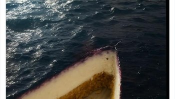 Kue Tart seperti perahu di lautan. Jika dilihat cepat, kue tart ini ini tampak seperti perahu di tengah lautan. Nyatanya, itu hanyalah potongan kue. Foto: Boredpanda