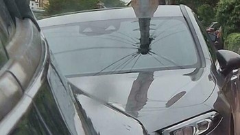 Tiang Listrik Menusuk Mobil. Refleksi pada kaca mobil membuat tiang listrik tampak seperti menusuk langsung ke bagian kap mobil.Foto: Boredpanda