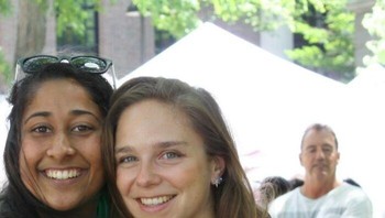 Tangan Misterius Memeluk dari Belakang Pria di latar belakang tampak seperti memeluk dua perempuan di depan, padahal hanya kebetulan posisinya sejajar dengan tangan model. Foto: Boredpanda