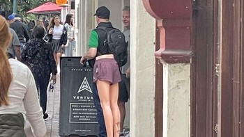 Pria dengan Kaki Manekin Sekilas seperti ada pria berkaki panjang dengan high heels, namun itu hanya manekin toko yang berdiri tepat di belakangnya. Foto: Boredpanda